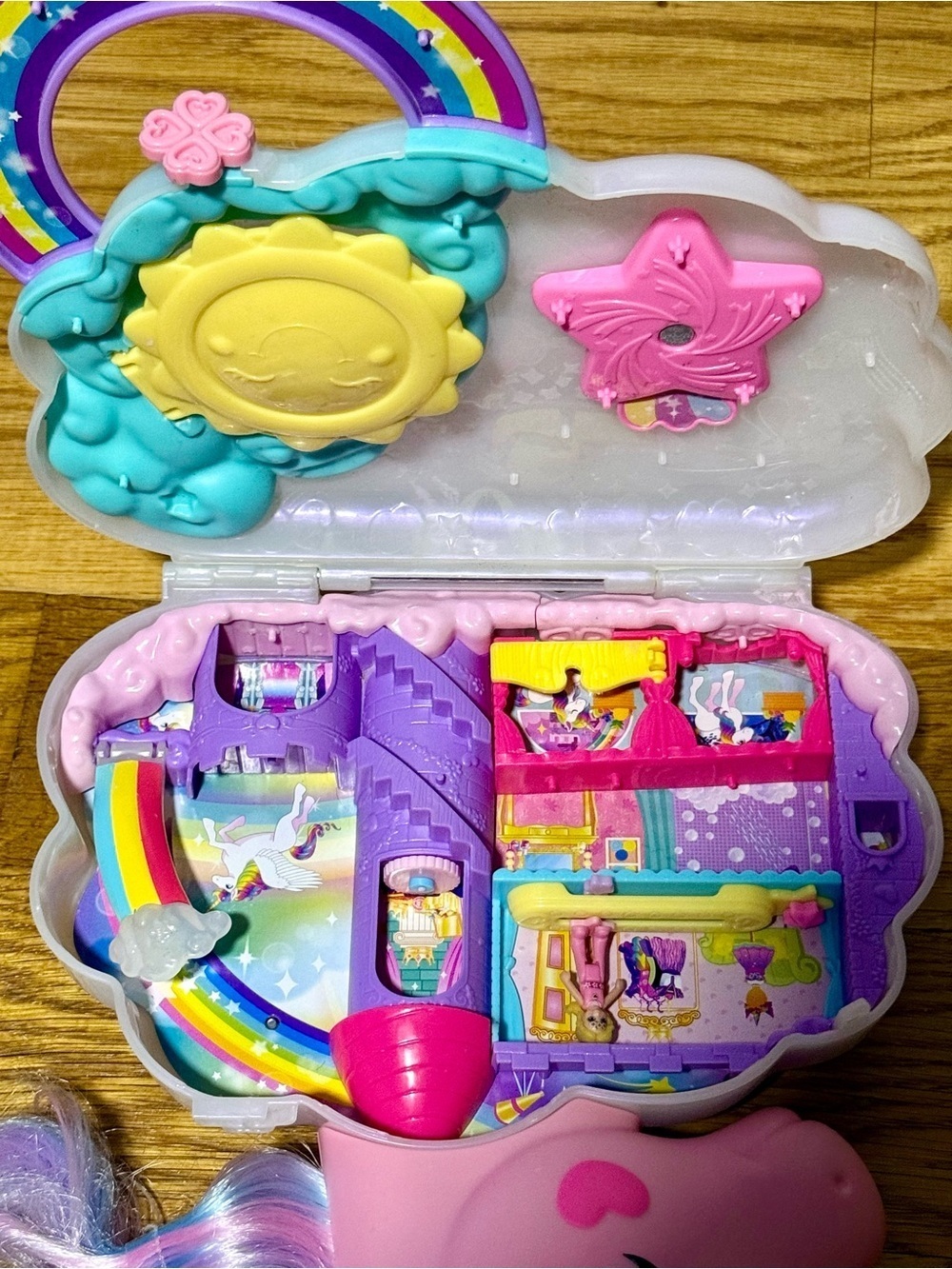 Polly Pocket Rainbow Unicorn 2022 Case And One Figure - Picture 4 of 6